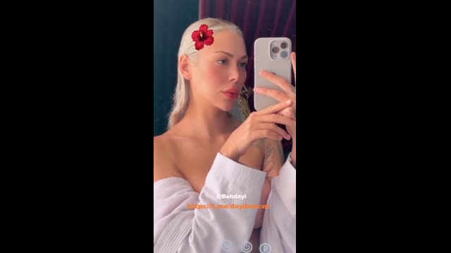 Kırmızı Cicek Dövmeli Göğüs Selfie — Seyda Nur Tunc Türk İfşa