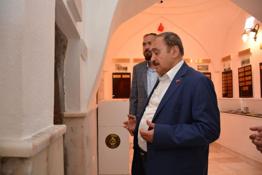 Eroğlu önce dua okudu sonra girdi
