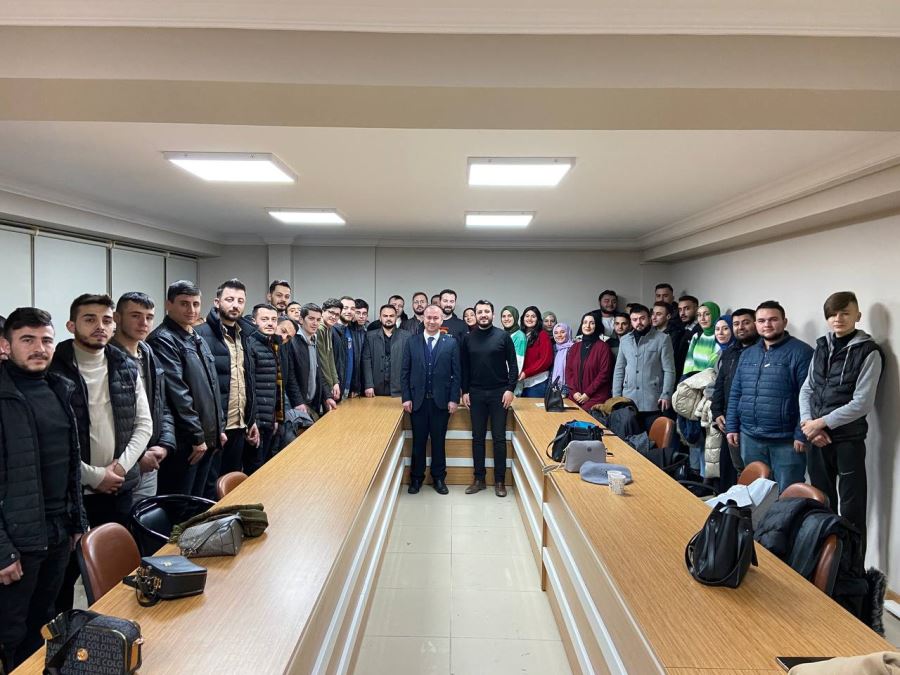 AK Gençler yaptıkları üyelerin koçanlarını Başkan Uluçay’a teslim etti