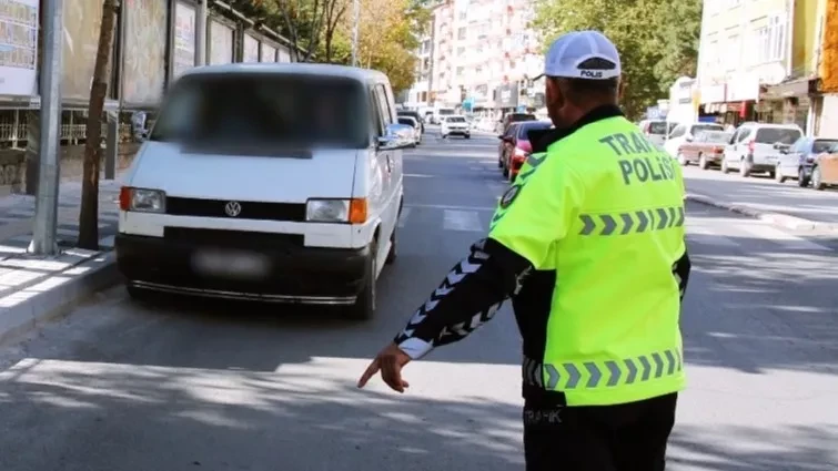 Trafikte cep telefonu kullananlara ceza