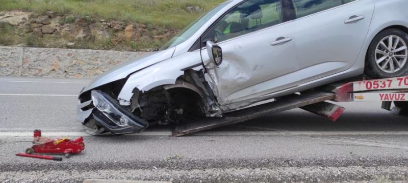 Afyonkarahisar-Ankara karayolunda kaza: araç orta refüje düştü