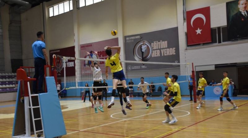 Genç voleybolcular, birbirleriyle kıyasıya mücadele edecek