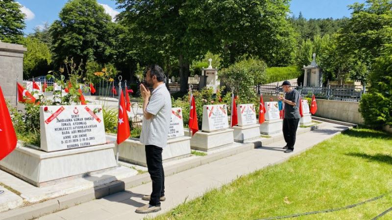 Mezarlıklara yoğun ziyaretçi akını