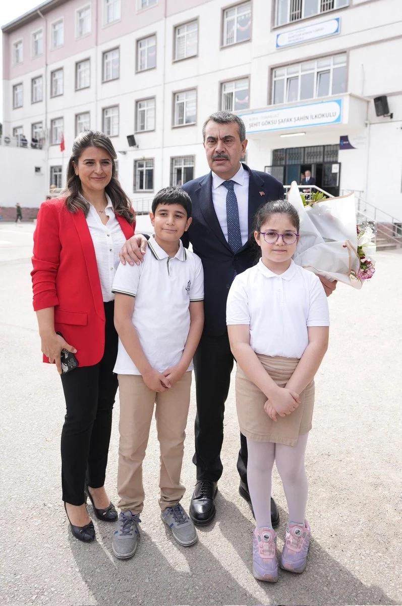 Millî Eğitim Bakanı Tekin, Seçim Vaadini Yerine Getirdi: Öğrenciyle Okul Ziyareti