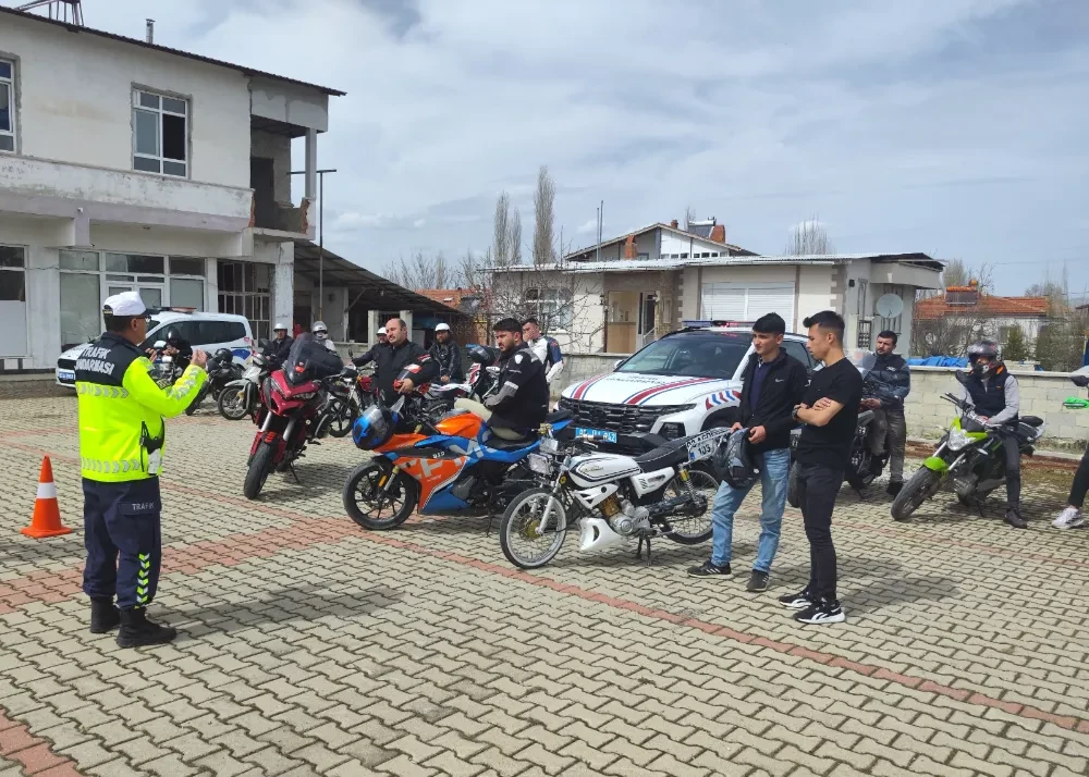 Afyonkarahisar’da Motosiklet Sürücülerine ‘Bir Kural 1 Ömür’ Eğitimi Verildi