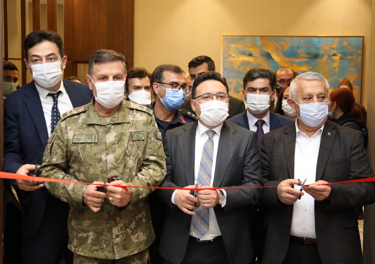 “Covid-19 Kahramanları Fotoğraf Sergisi” Vali Çiçek’in katılımıyla açıldı