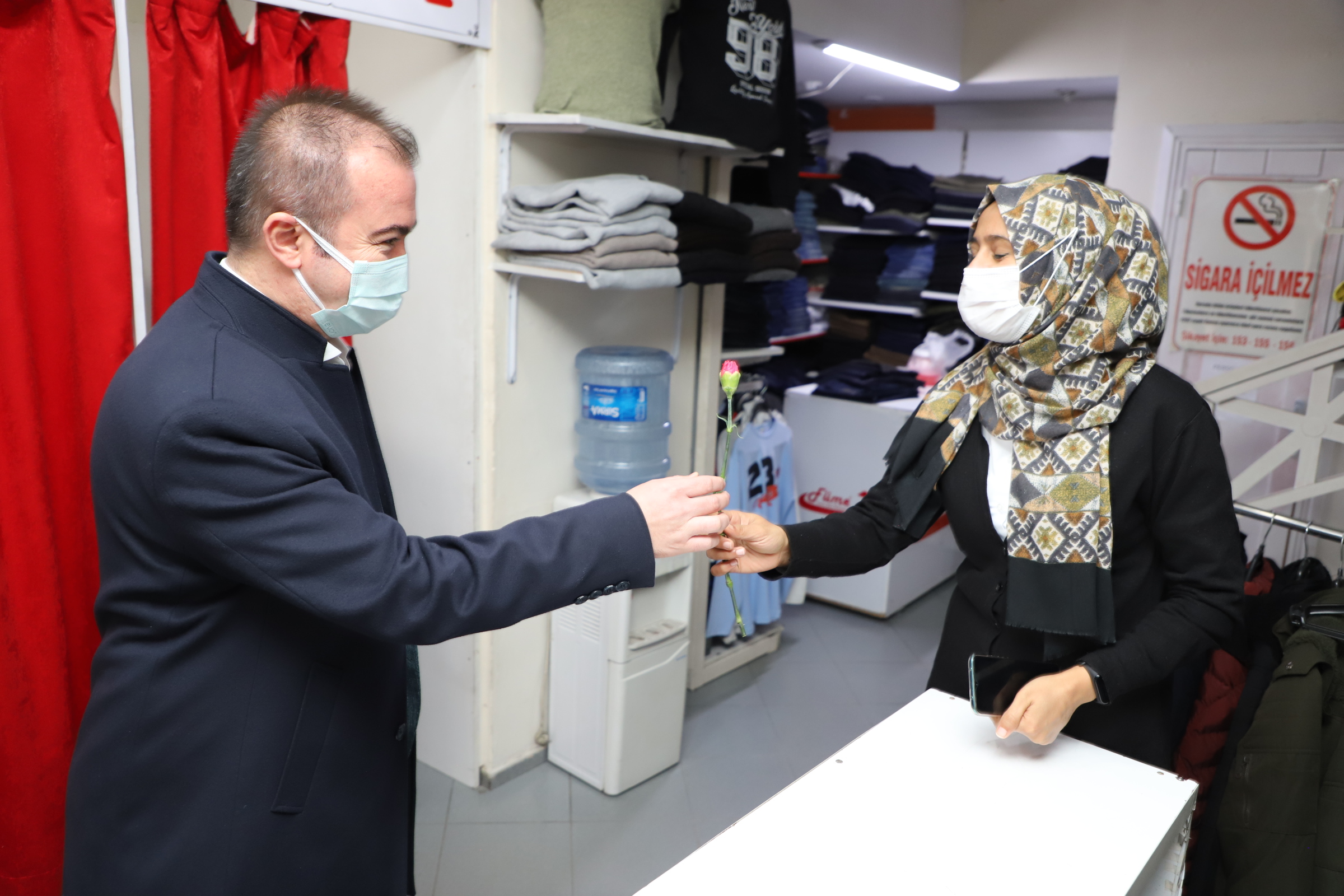 Uluçay ve Yurdunuseven karanfil dağıttı