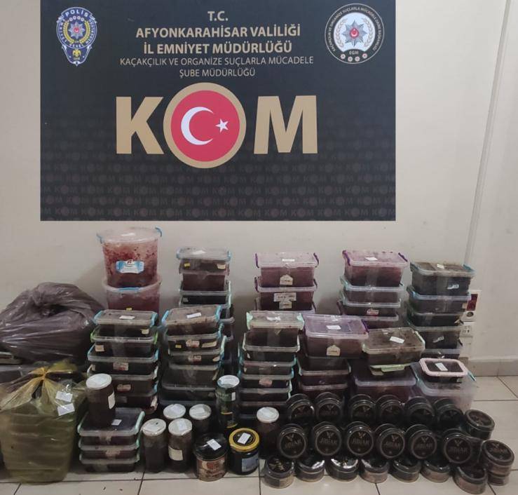 3 tütüncü dükkanından 165 kilo kaçak tütün çıktı