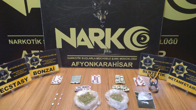 Uyuşturucuları yollara atarak kaçmak istediler ama nafile