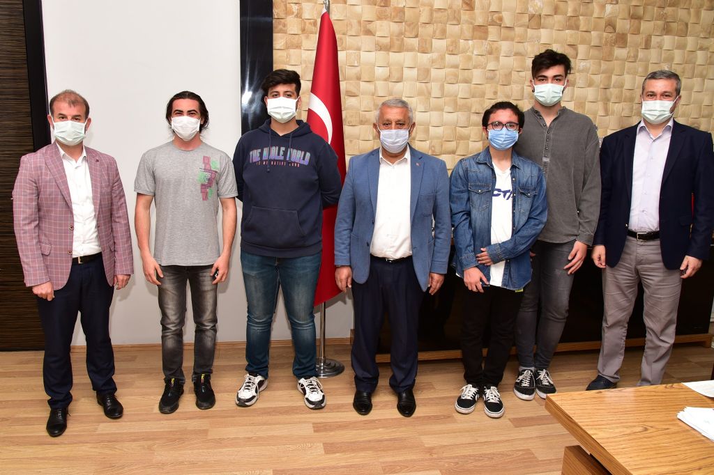 Gençlerden Zeybek Başkan’a çat kapı ziyaret
