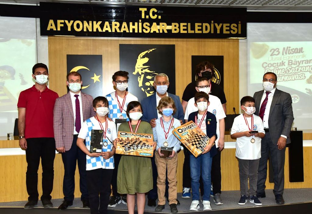 Online satranç turnuvasında ödüller sahiplerini buldu