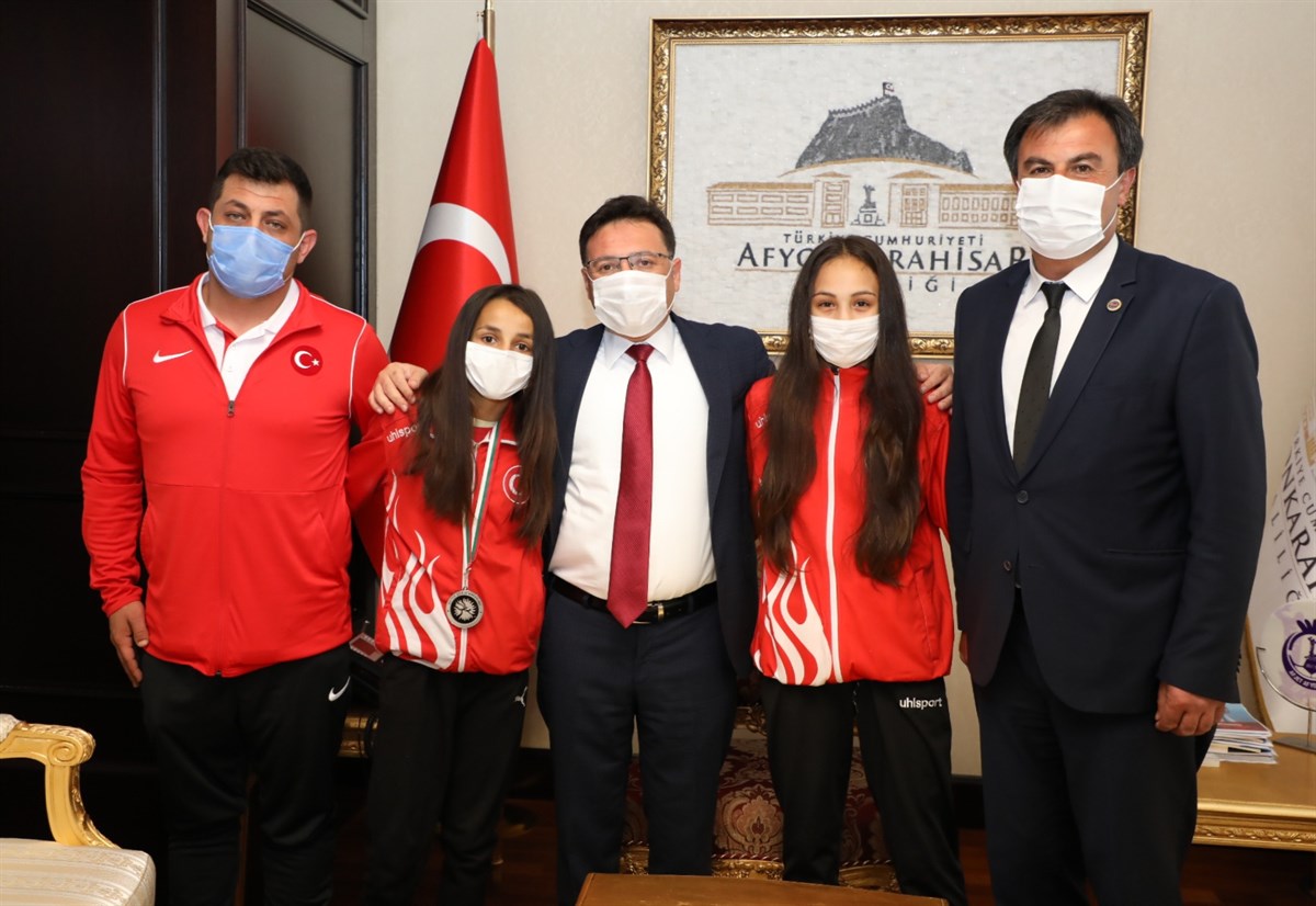 Vali Çiçek, şampiyon güreşçileri kabul etti