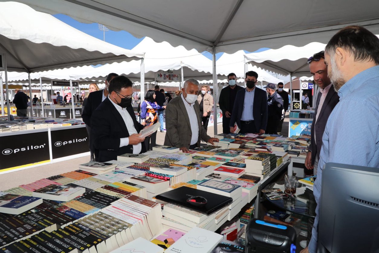 AFYONKARAHİSAR KİTAP FUARI’NDA YILDIZLAR GEÇİDİ