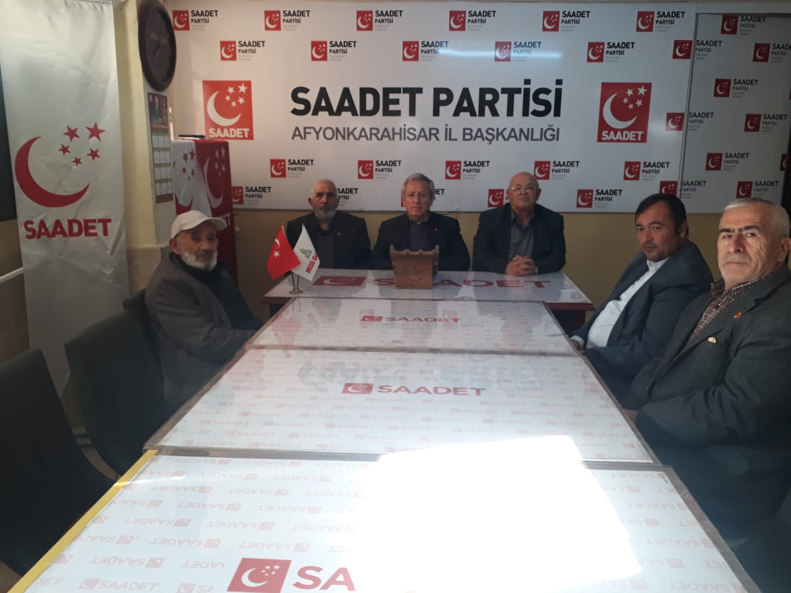 “Frig Vadisi ile bu kadar ilgileneceğinize mahalle sorunlarıyla ilgilenin”