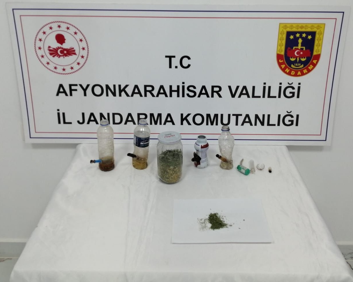 Jandarmadan köy odasına uyuşturucu baskını